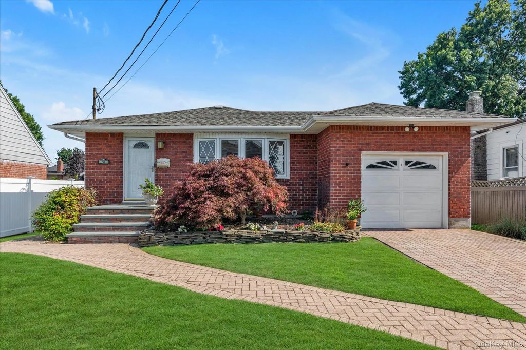 13 Prospect Street, Hicksville