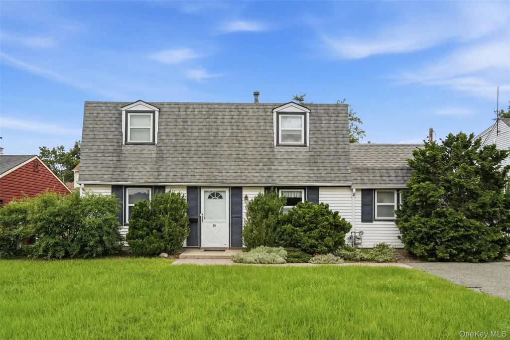 21 Appletree Lane, Carle Place