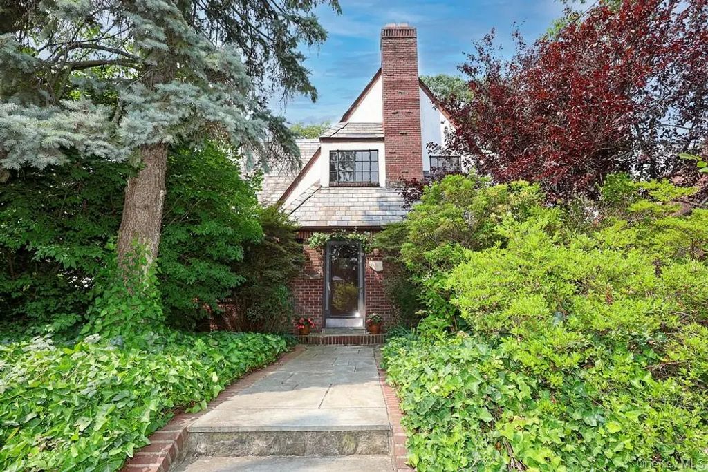 8654 Somerset Street, Jamaica Estates