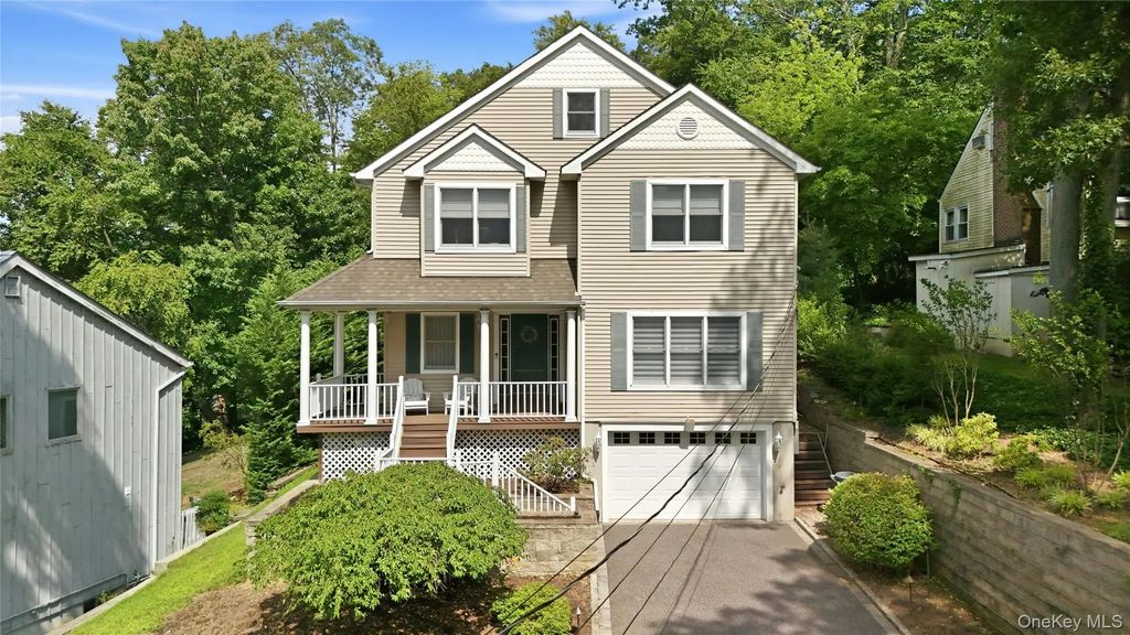 7 Cotswold Drive, Centerport