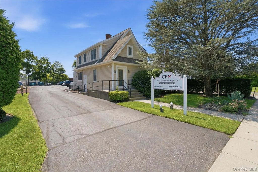 20 Manor Road, Smithtown