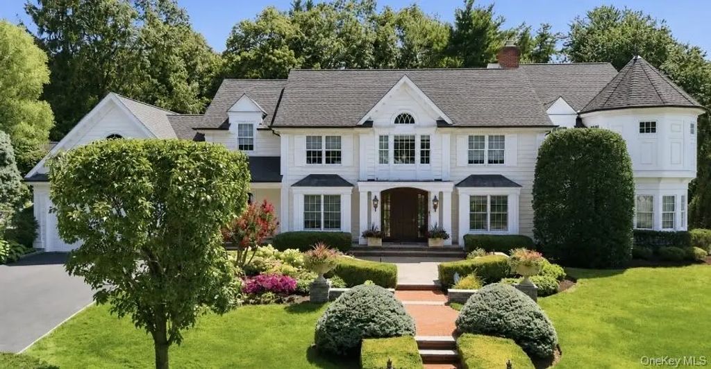 2 Kalb Court, Dix Hills