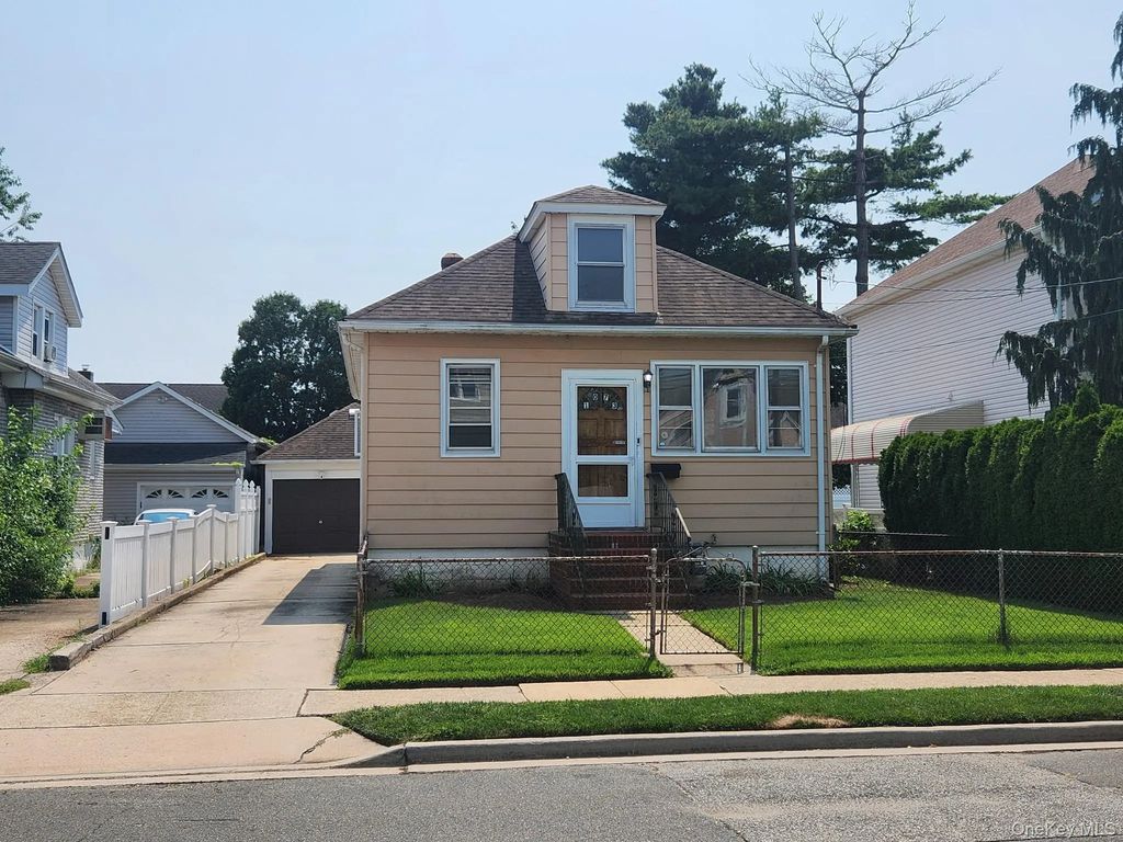1073 Concord Street, Franklin Square