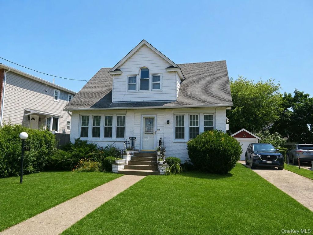 159 Saint Marks Avenue, Freeport