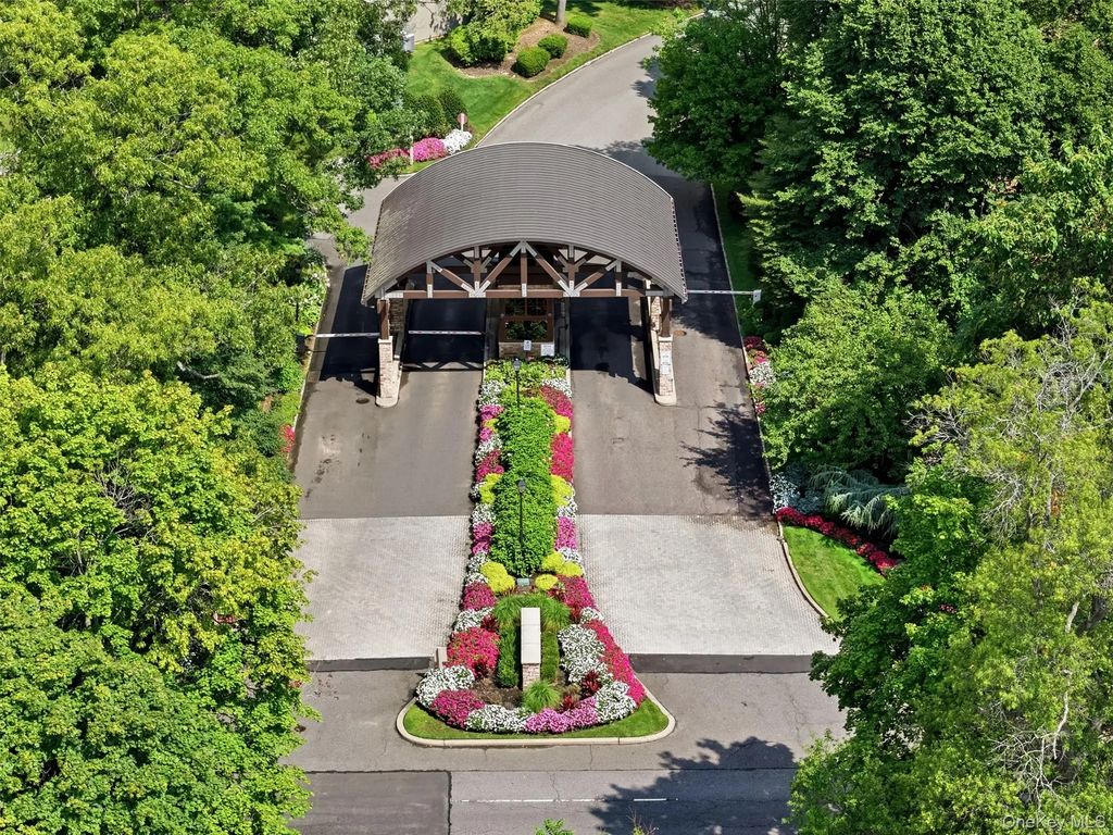 42 Country Club Drive, Jericho