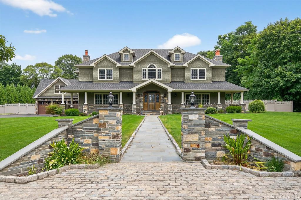 23 Gloria Lane, Huntington