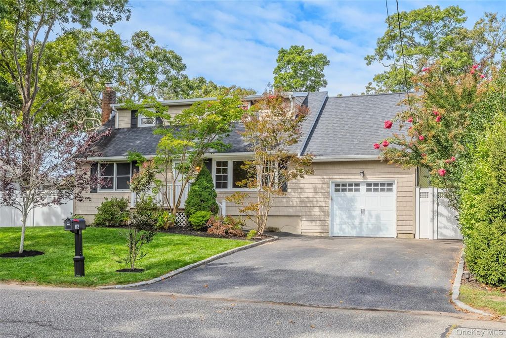 16 Hewitt Boulevard, Center Moriches