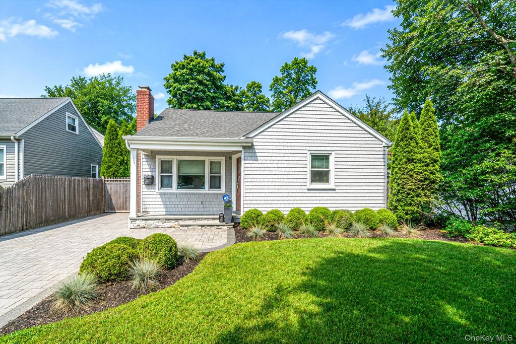 170 Seville Boulevard, Sayville