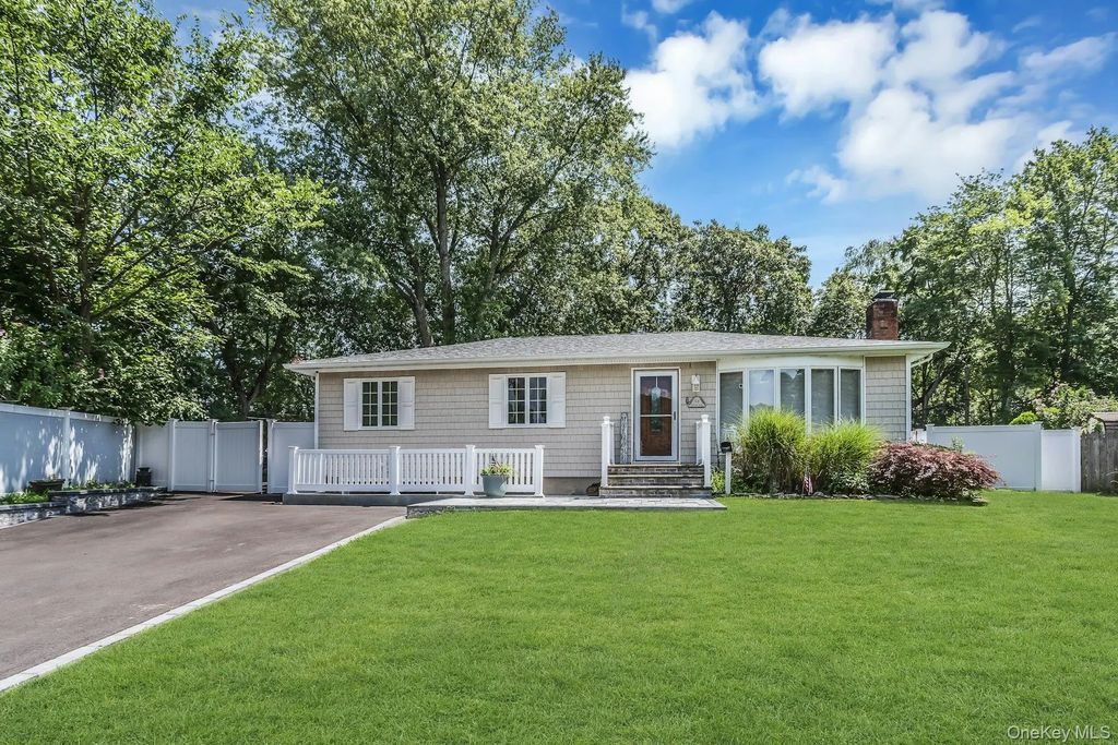 58 Crescent Place, Smithtown