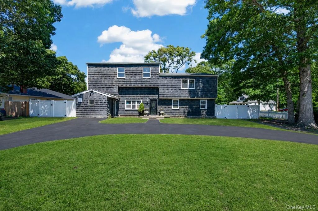 3 Lee Place, Mastic