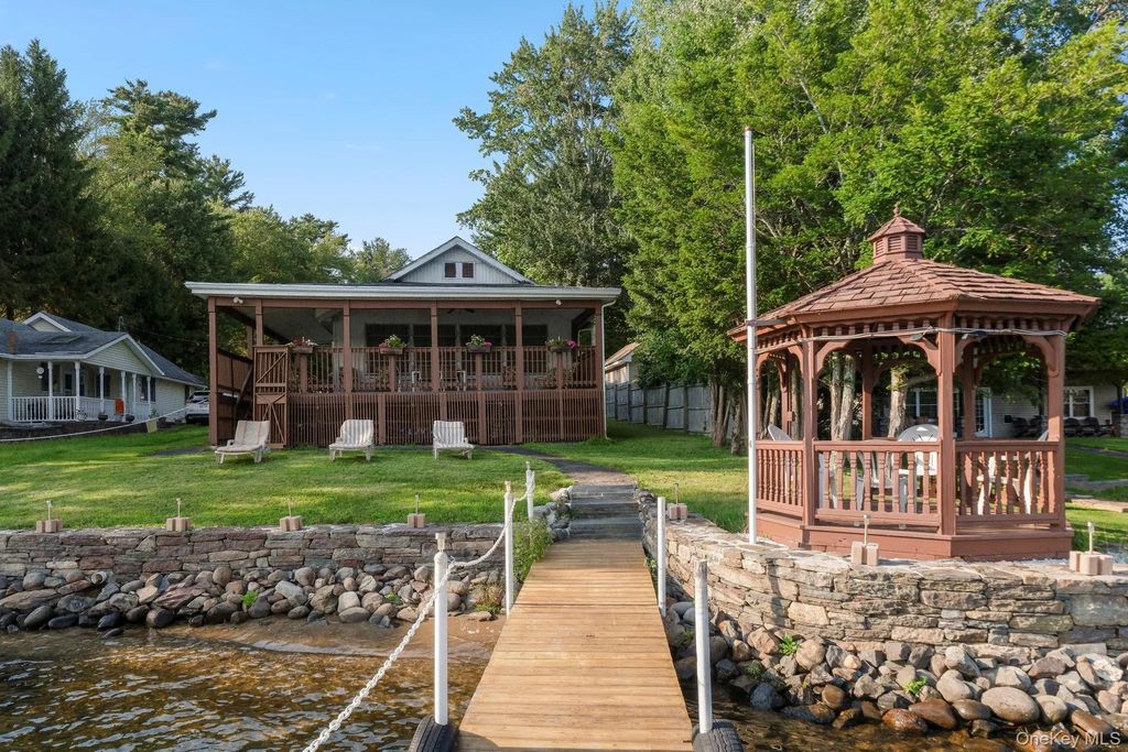 1023 Lake Shore Drive, White Lake