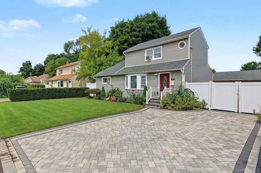 95 E Booker Avenue, Wyandanch