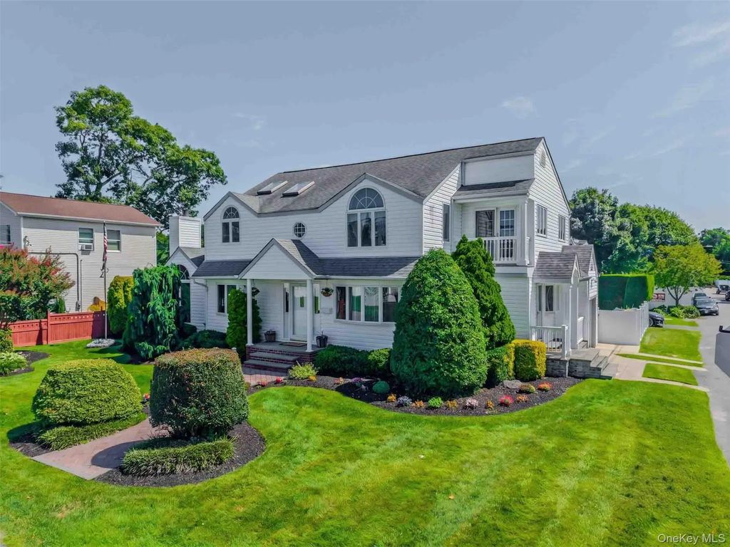 484 Washington Avenue, Lindenhurst