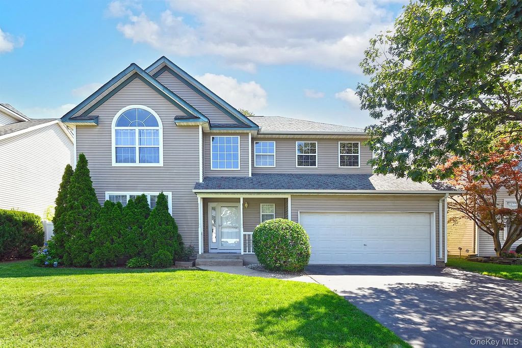 196 Cranberry Court, Melville