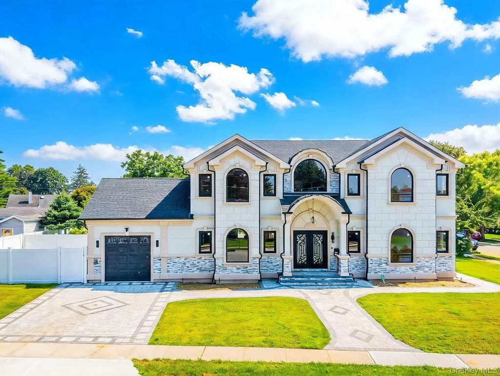 16 Violet Avenue, Hicksville