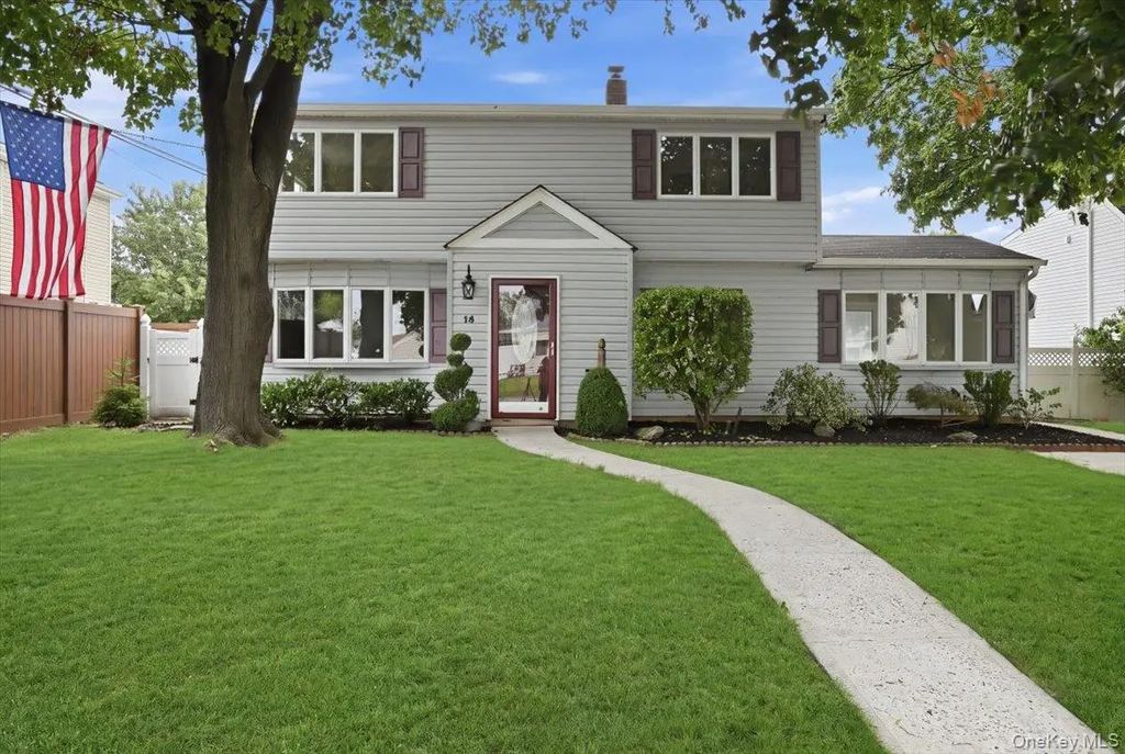 14 Crest Lane, Levittown