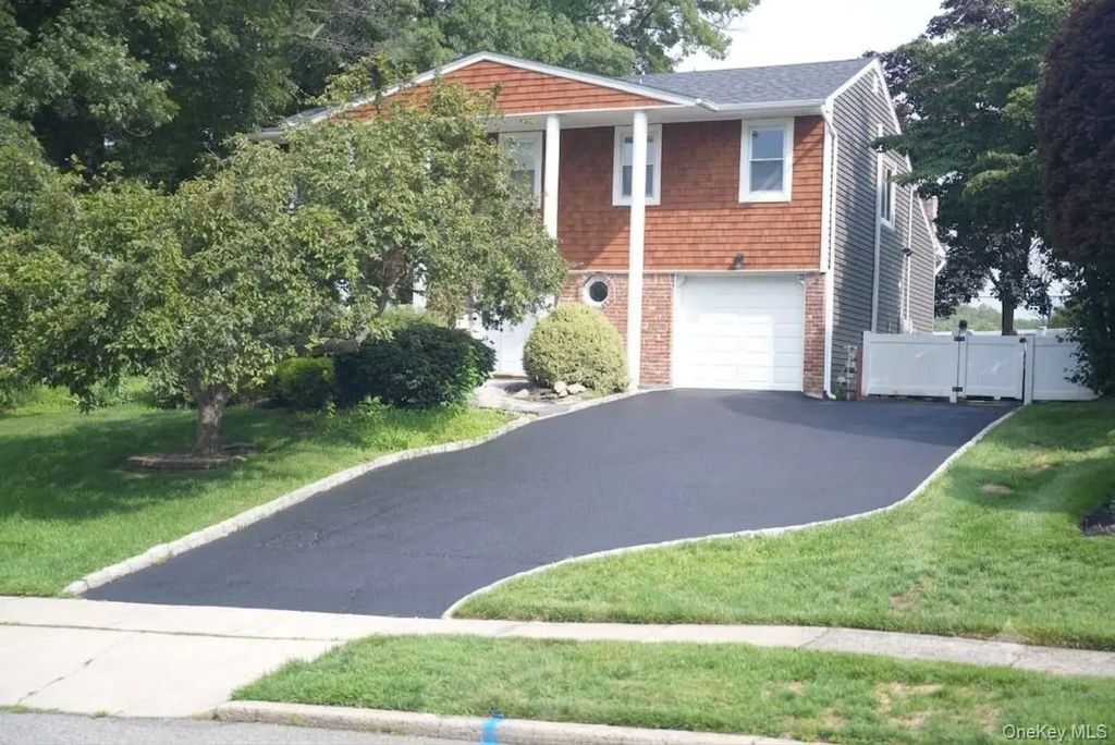 21 Wesleyan Road, Commack