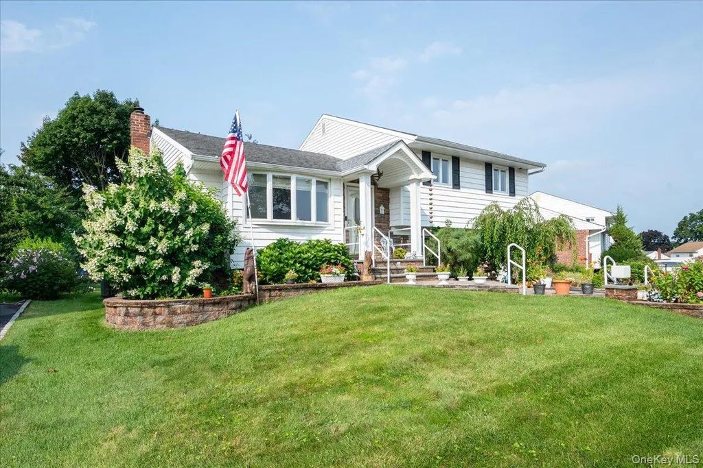 38 Colony Lane, Syosset