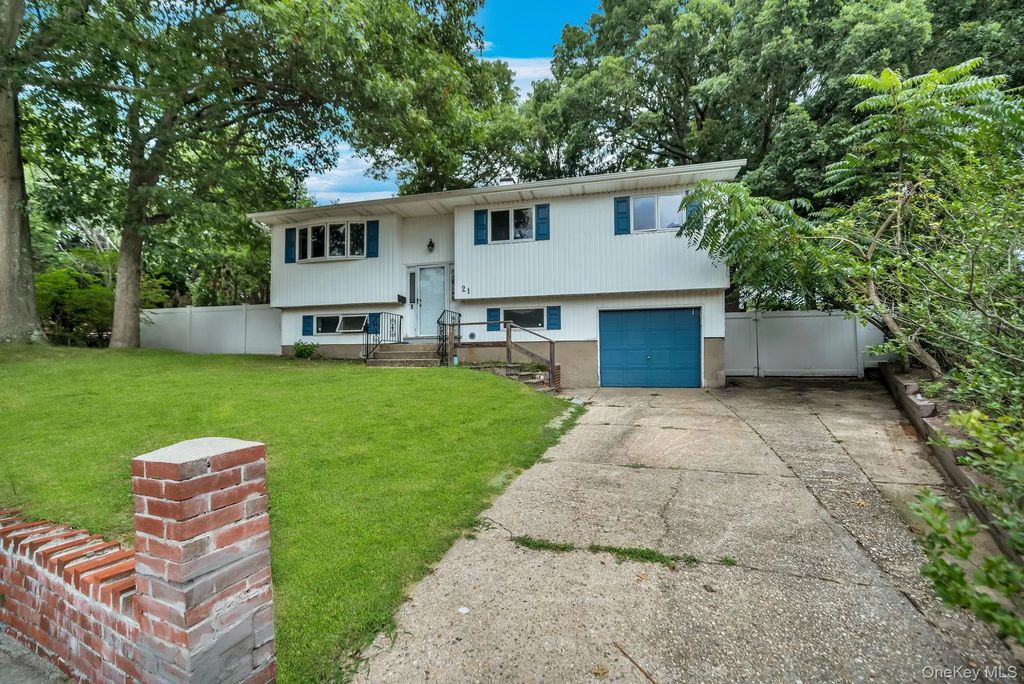 21 University Drive, Ronkonkoma