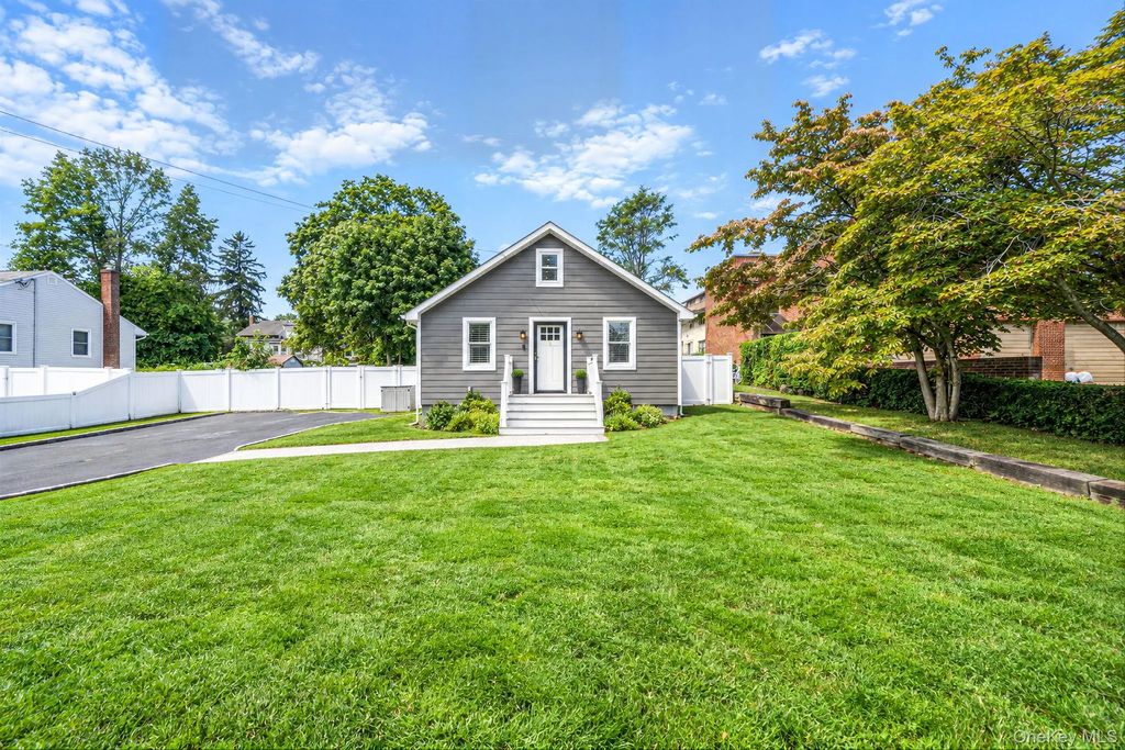 36 Mayflower Avenue, Smithtown