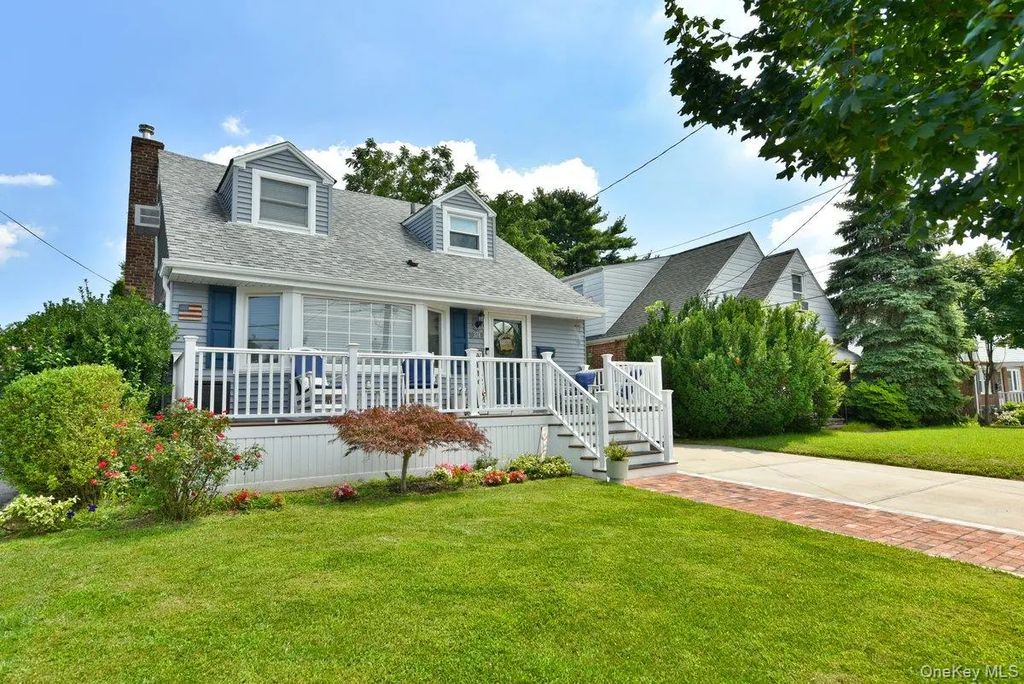 374 Andrews Road, Mineola