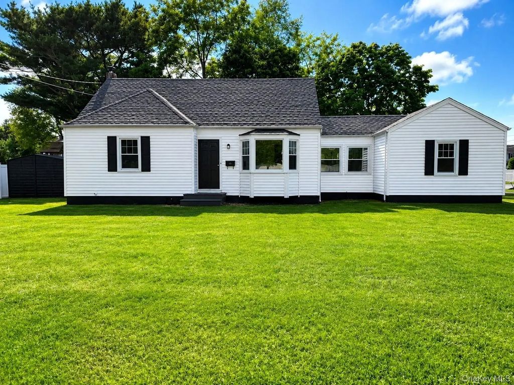 392 3rd Avenue, Bayport