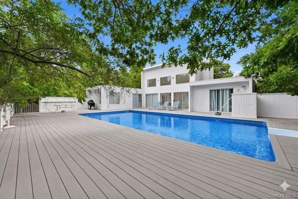 23 Deerfield Way, Quogue