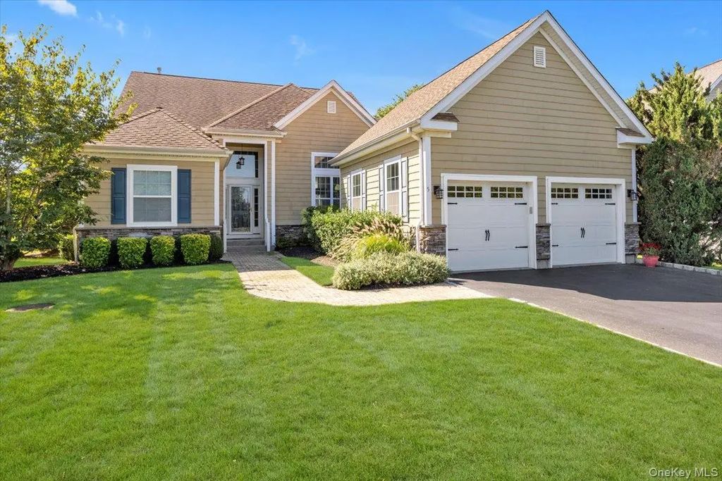 5 Wolfsbane Court, Aquebogue