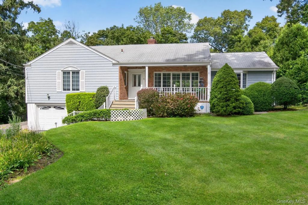 4 Woodleaf Court, Cold Spring Harbor