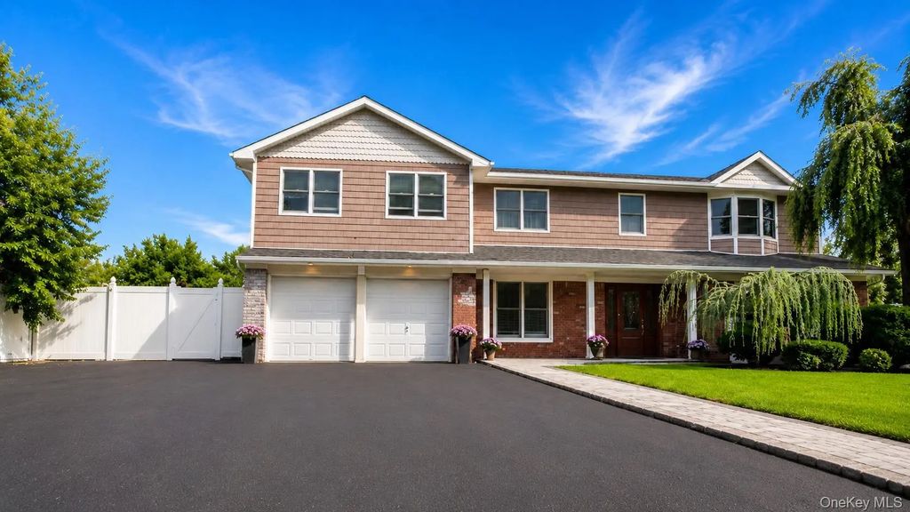 108 Burr Road, East Northport