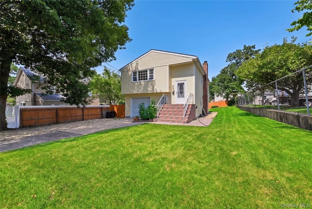 380 Sheridan Street, Westbury