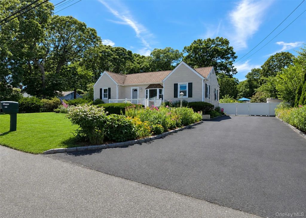 102 Magnolia Drive, Selden