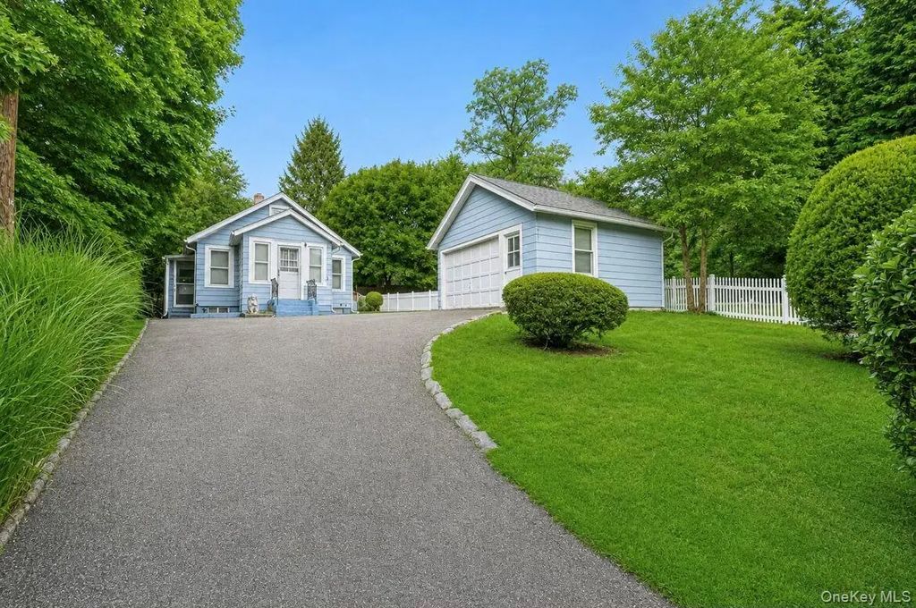 208 Vineyard Road, Huntington