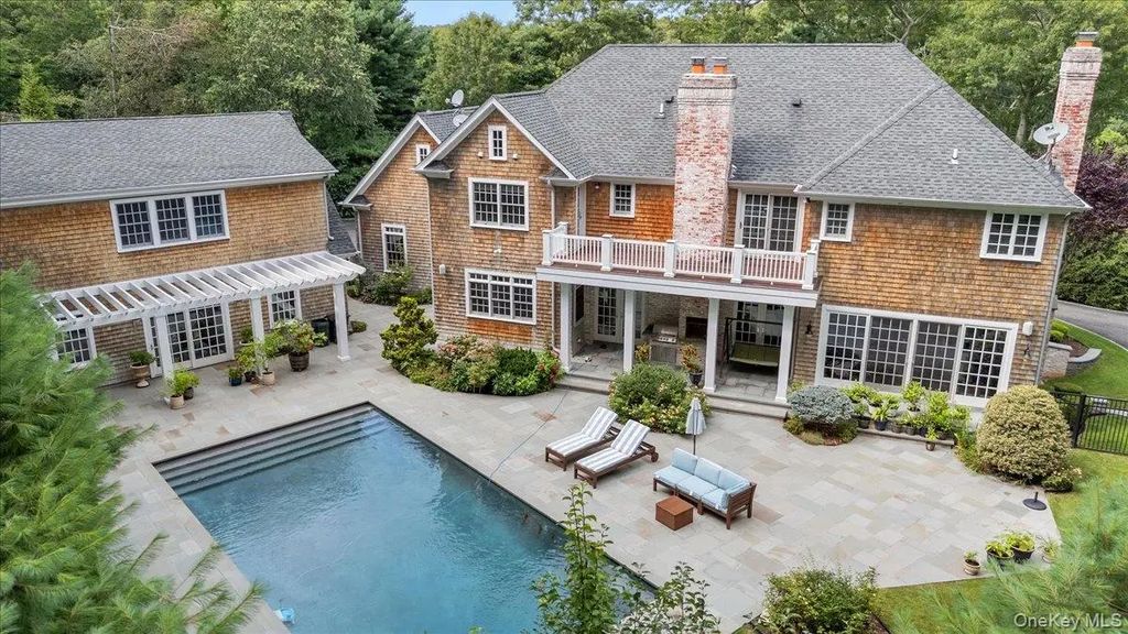1481 N Country Road, Wading River