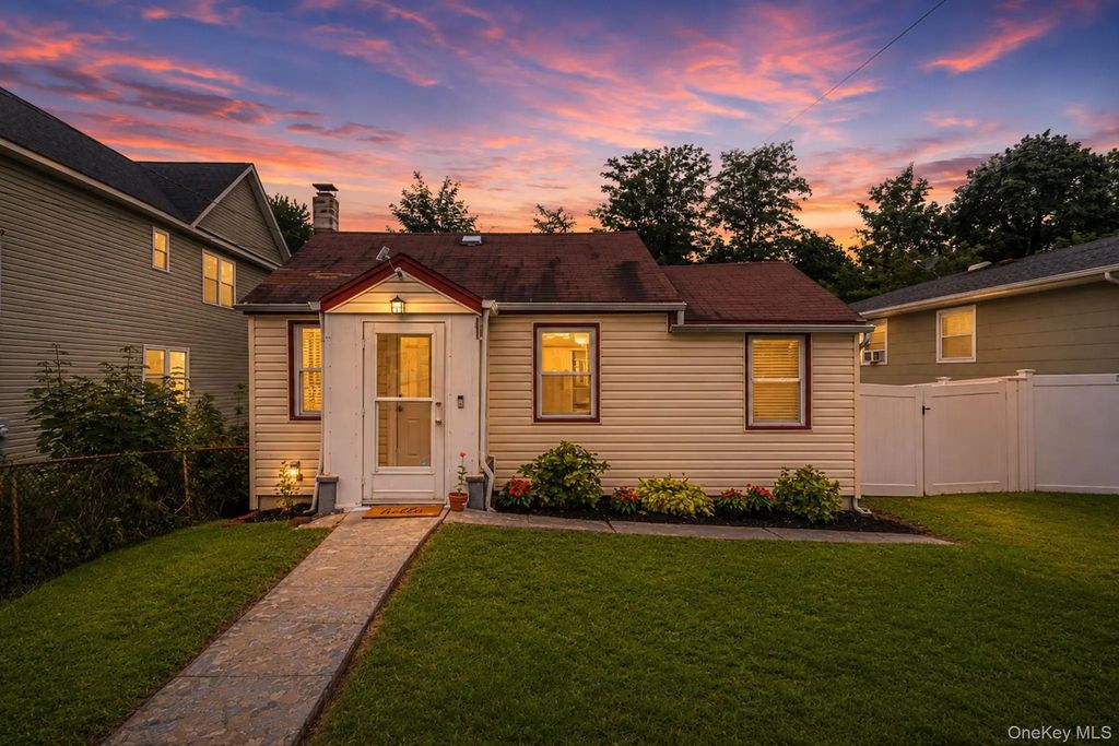 86 Woodycrest Drive, Farmingville