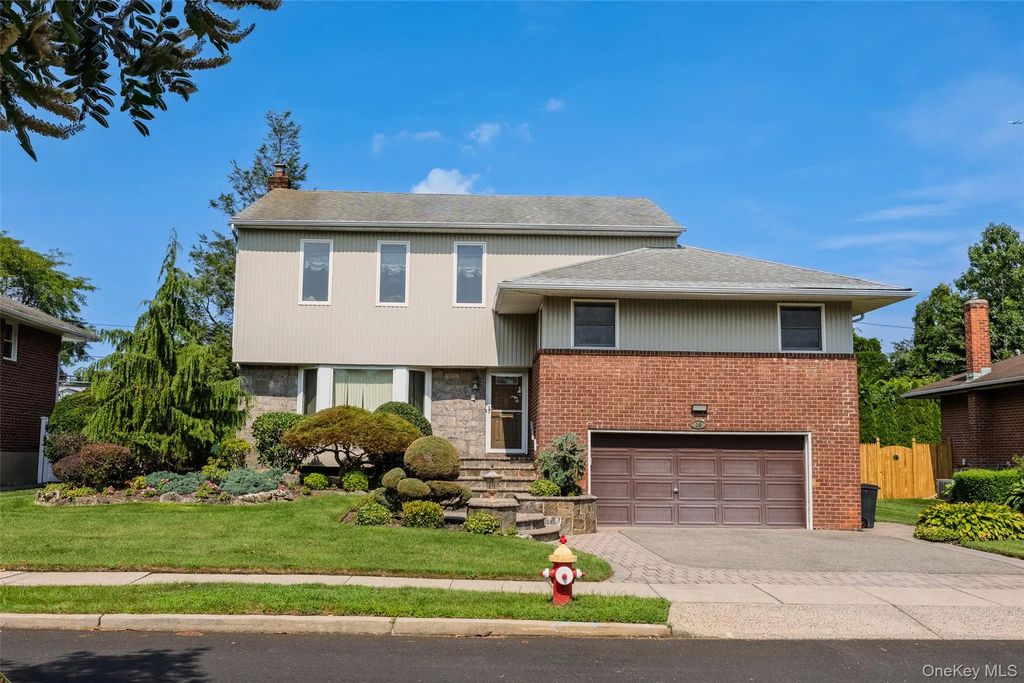 16 Winthrop Road, Plainview