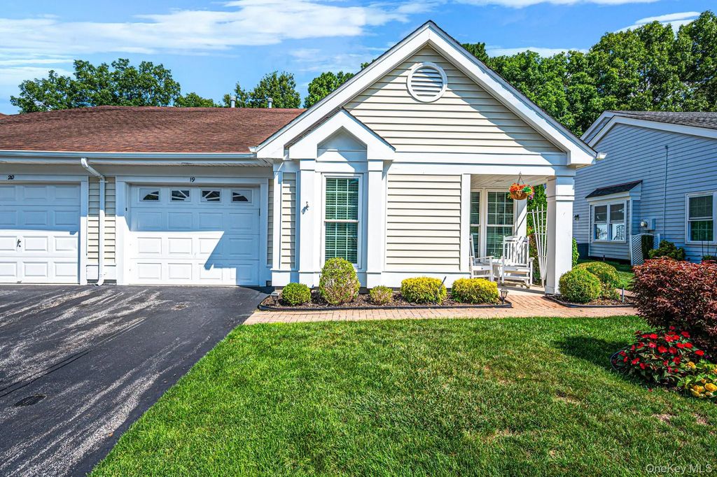 19 Sayville Court, Ridge