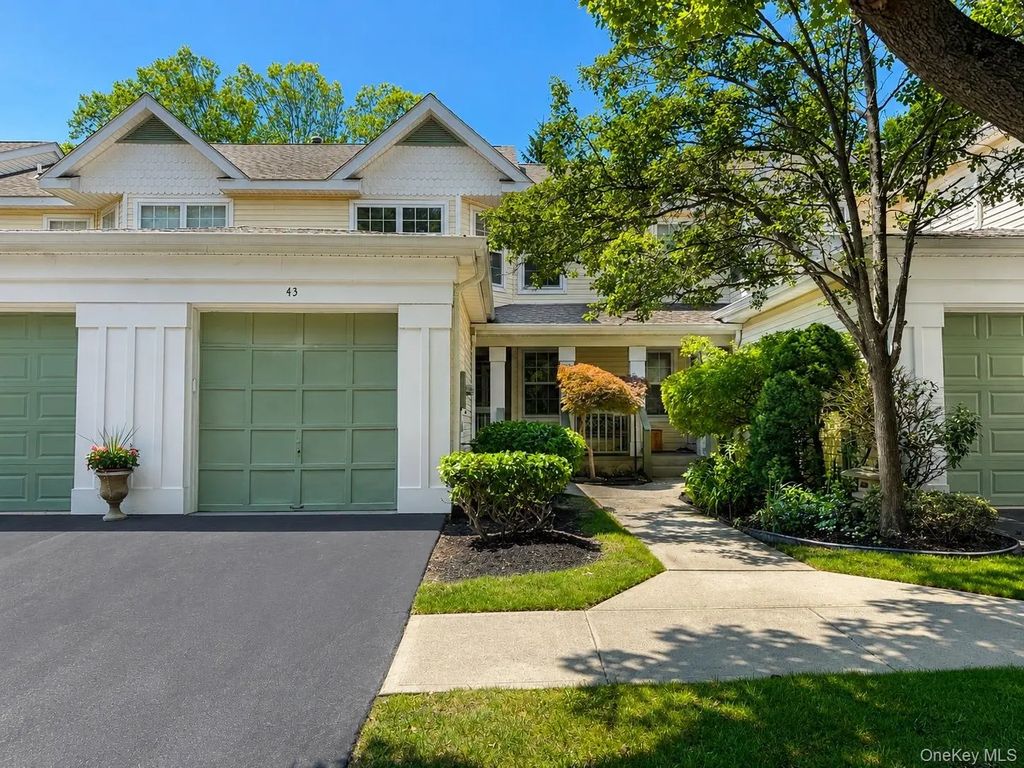 43 Commodore Circle, Port Jefferson Station