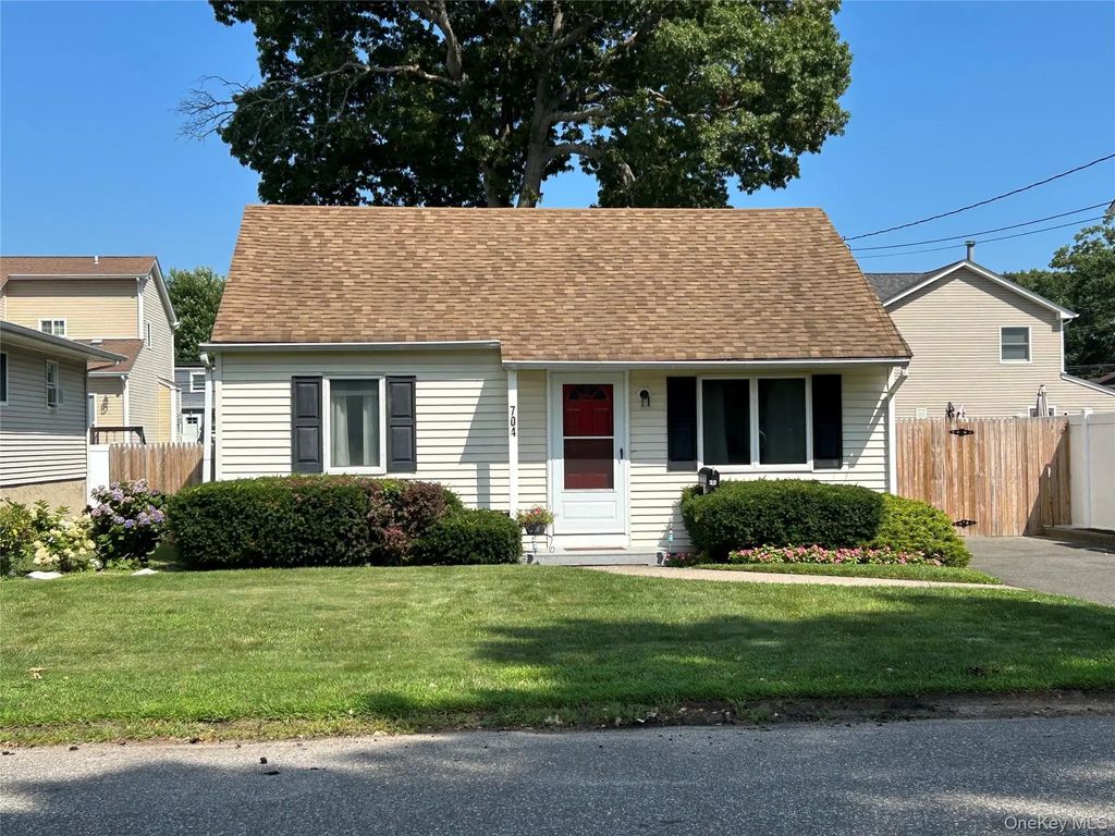 704 Myrtle Avenue, West Islip