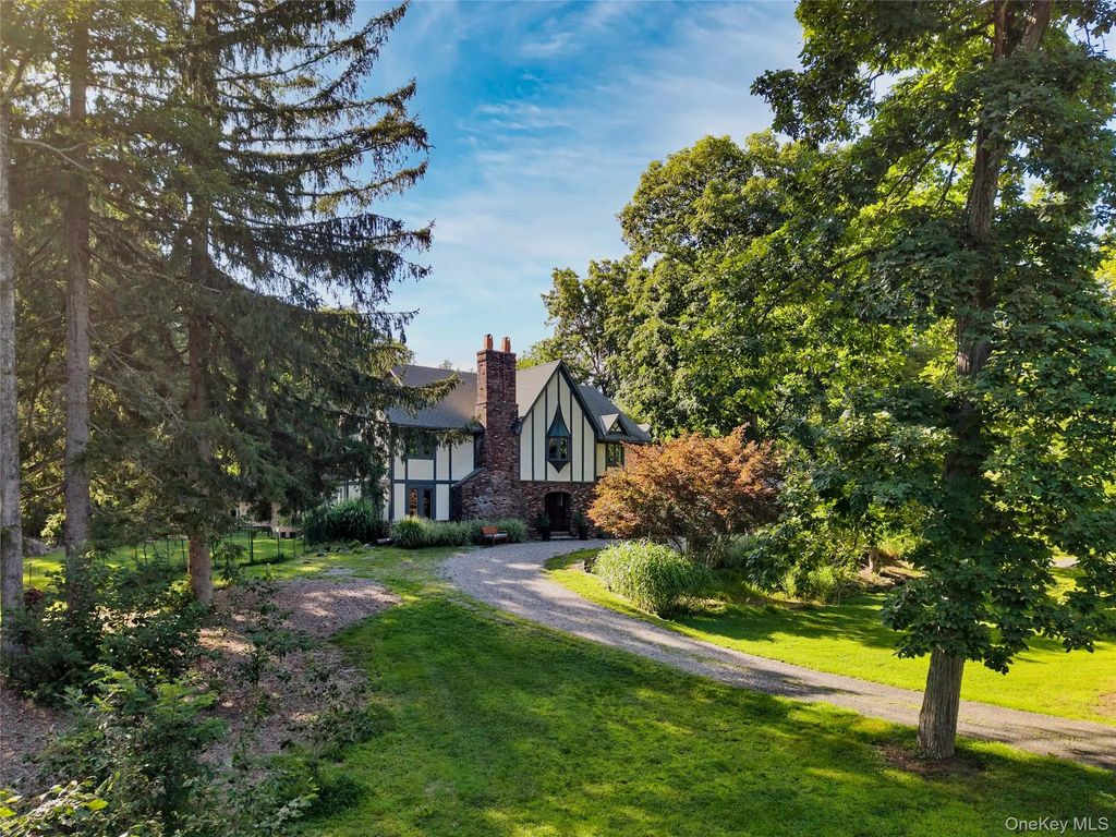 102 W Lake Road, Tuxedo Park