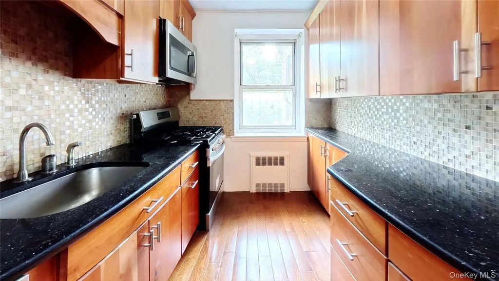 7502 Austin Street # 2g, Forest Hills