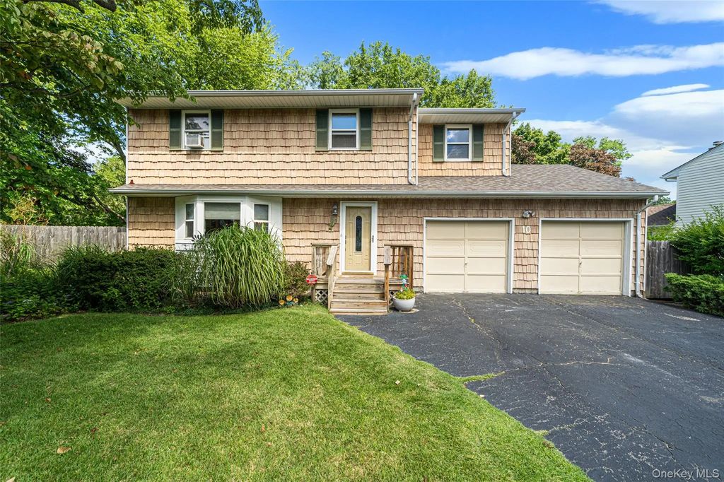10 Foothill Lane, Smithtown
