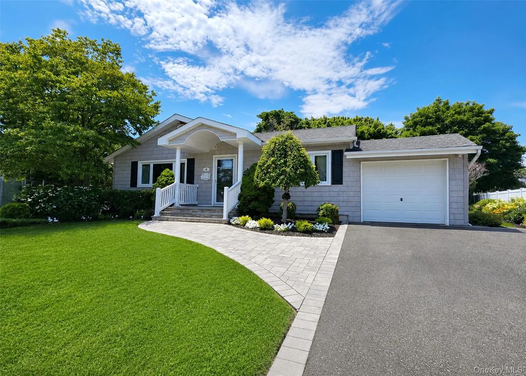 8 Starlight Drive, Commack