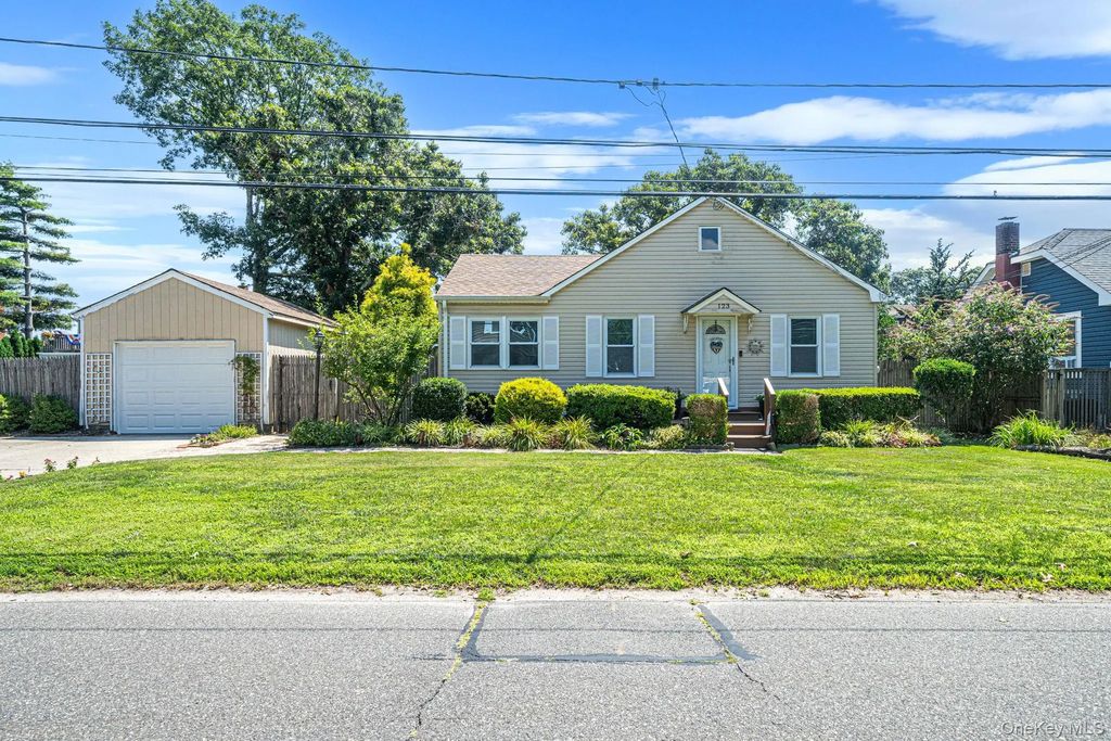 123 Clinton Avenue, Patchogue