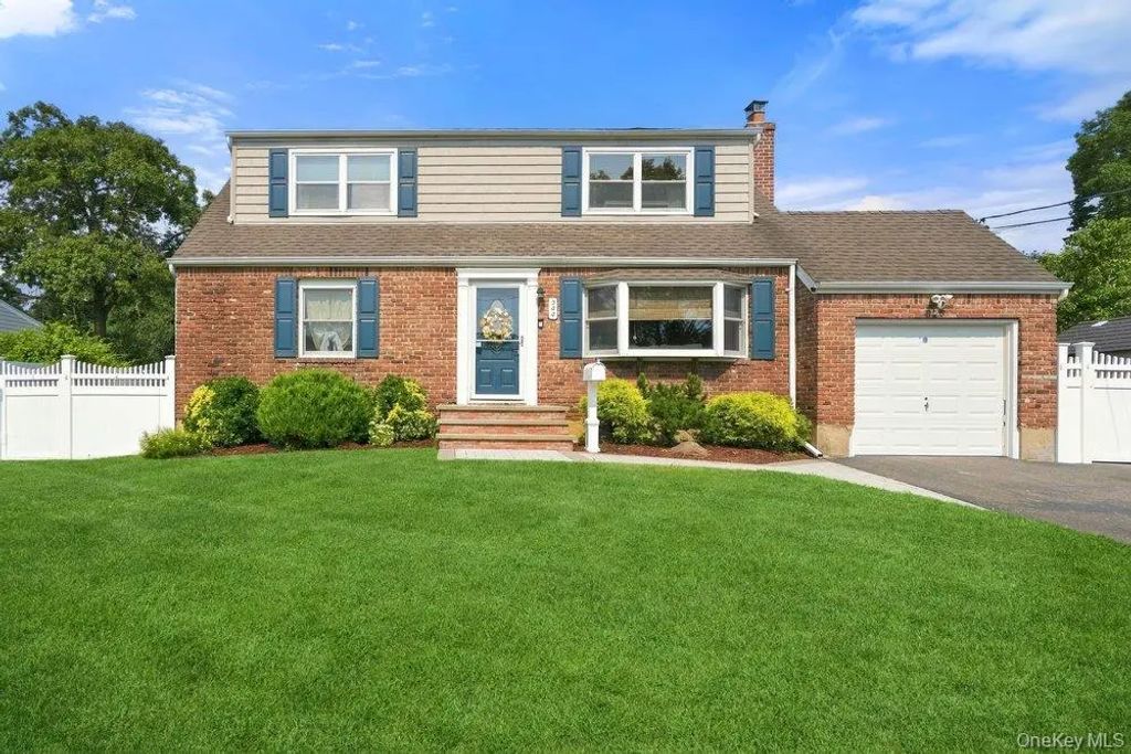 344 N Ontario Avenue, Lindenhurst