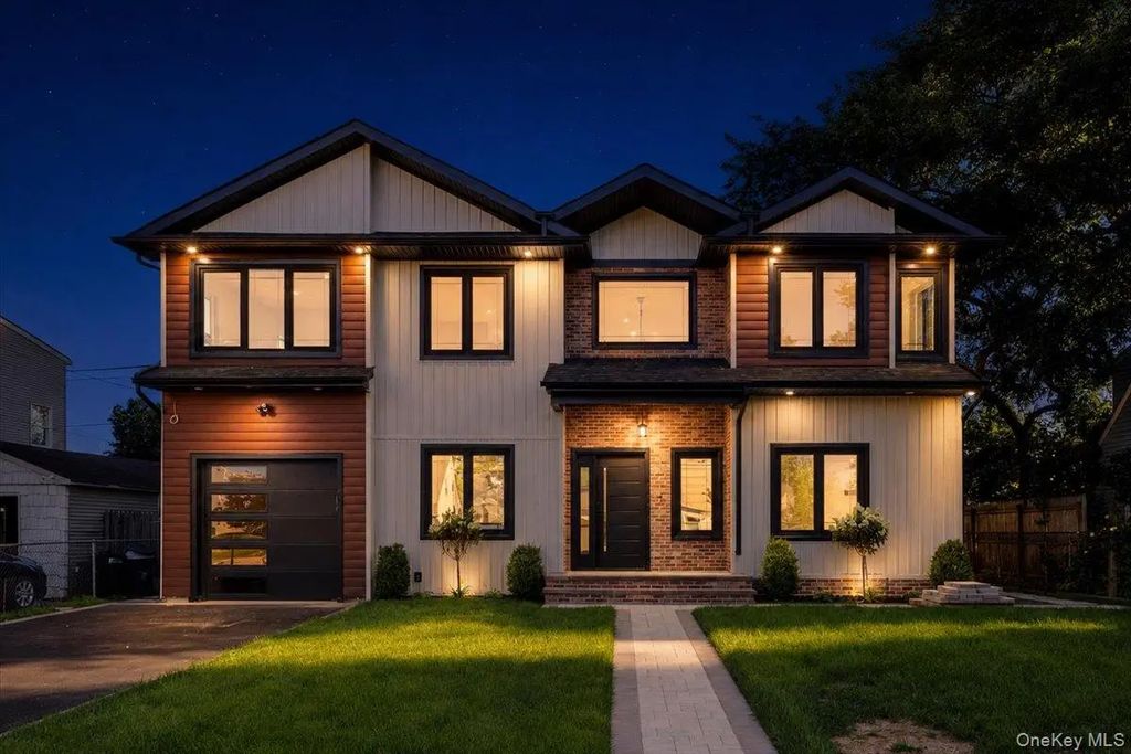 112 Old Oak Lane, Levittown