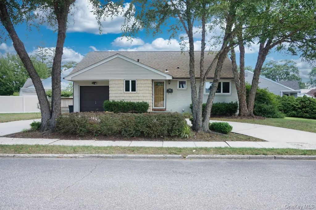 108 Glen Road, North Babylon