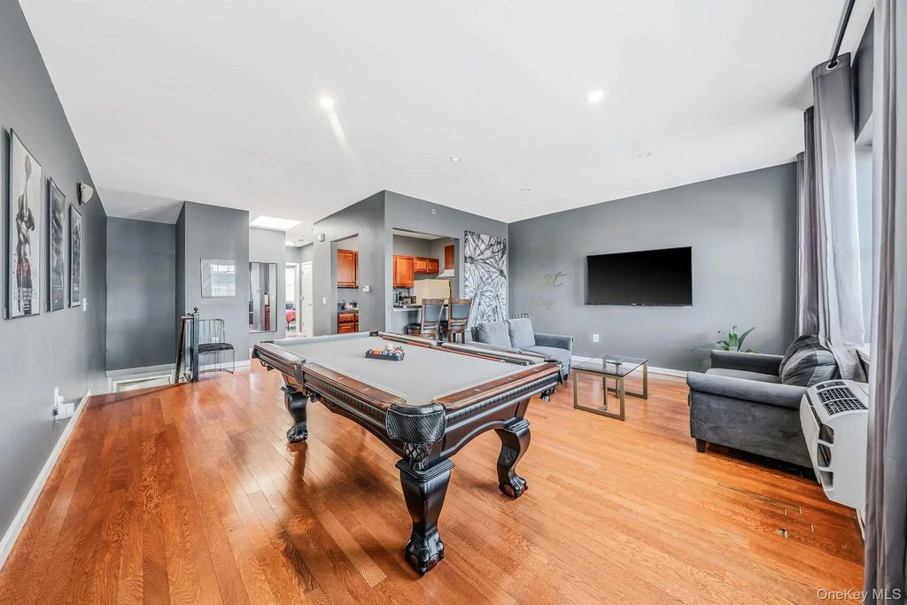 821 Prospect Avenue, Westbury