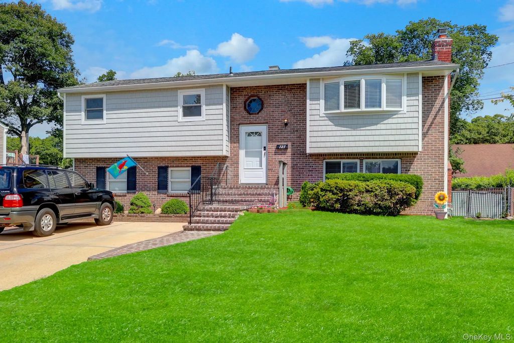 727 Peter Paul Drive, West Islip