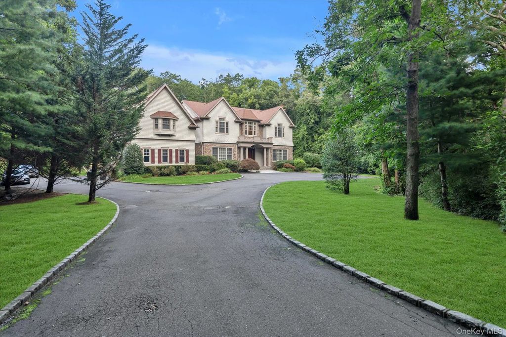 171 Stillwell Lane, Laurel Hollow